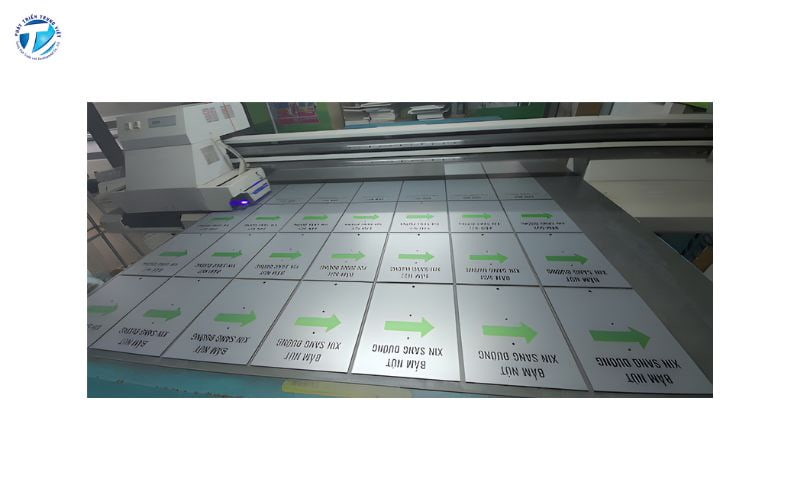 In UV trên inox là công nghệ in trực tiếp hình ảnh, nội dung lên bề mặt inox bằng mực UV